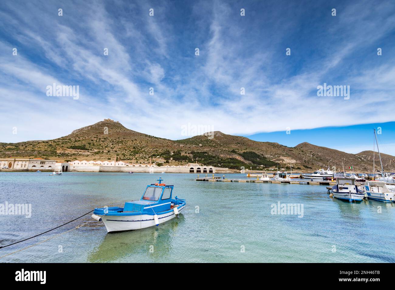 Blick auf die Bucht mit der alten Thunfischerei im Hintergrund, Favignana Stockfoto