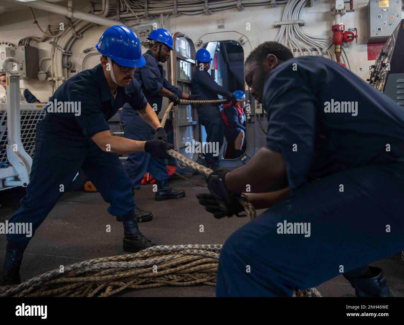 221211-N-VS068-1059 PHILLIPEAN SEA (11. Dez. 2022) – Seeleute heulen während einer Wiederauffüllung auf See an Bord des Amphibienschiffs USS Makin Island (LHD 8), 11. Dez. 2022. Commander, Logistics Group Western Pacific/Task Force 73 ist die USA Die führende Organisation der Marine für mobile Logistik, die das Siebte Flottengebiet unterstützt. Das Unternehmen befindet sich in Südostasien, COMLOG WESTPAC, in Zusammenarbeit mit dem militärischen Sealift-Kommando Far East und versorgt die USA logistisch Einsatzeinheiten der Marine im Westpazifik zusammen mit regionalen Alliierten und Partnern. Die Makin Island Amphibienfahrzeug Bereit Stockfoto
