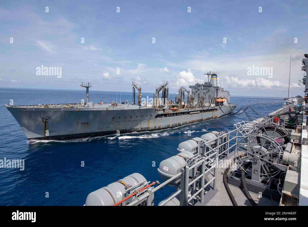 221211-N-VS068-1103 PHILLIPEAN SEA (11. Dezember 2022) – Fleet Replenishment Oiler USNS Rappahannock (T-AO 204), leitet Treibstoff auf das Amphibienschiff USS Makin Island (LHD 8), 11. Dezember 2022. Commander, Logistics Group Western Pacific/Task Force 73 ist die USA Die führende Organisation der Marine für mobile Logistik, die das Siebte Flottengebiet unterstützt. Das Unternehmen befindet sich in Südostasien, COMLOG WESTPAC, in Zusammenarbeit mit dem militärischen Sealift-Kommando Far East und versorgt die USA logistisch Einsatzeinheiten der Marine im Westpazifik zusammen mit regionalen Alliierten und Partnern. Die Makin-Insel Stockfoto