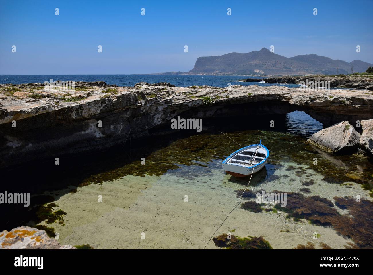 Ankerboot in einer natürlichen Höhle, Favignana Stockfoto