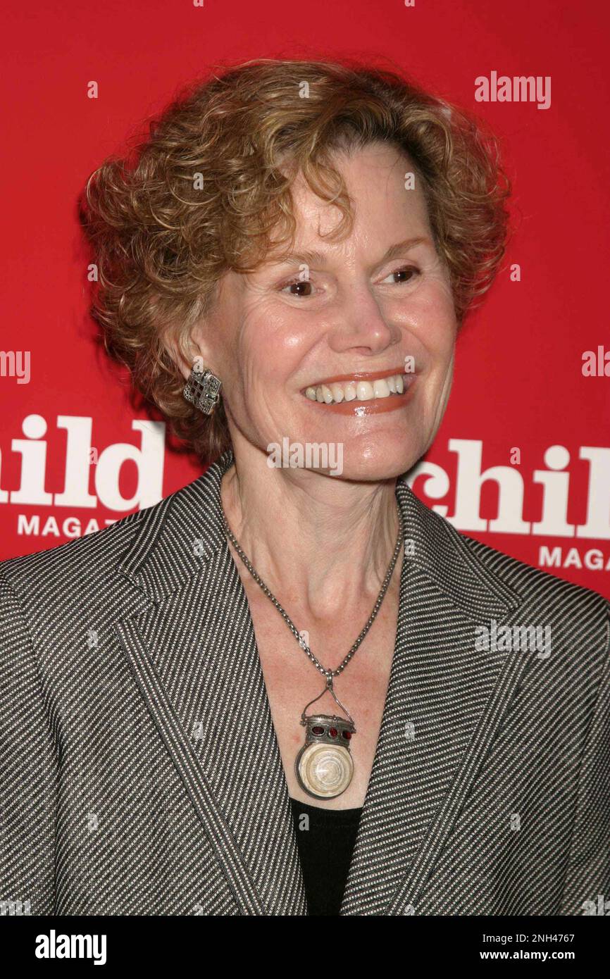 Judy Blume nimmt am 10. November 2004 an der zweiten Annual Children's Champions Awards des Child Magazine im Harmonie Club in New York City Teil. Foto: Henry McGee/MediaPunch Stockfoto