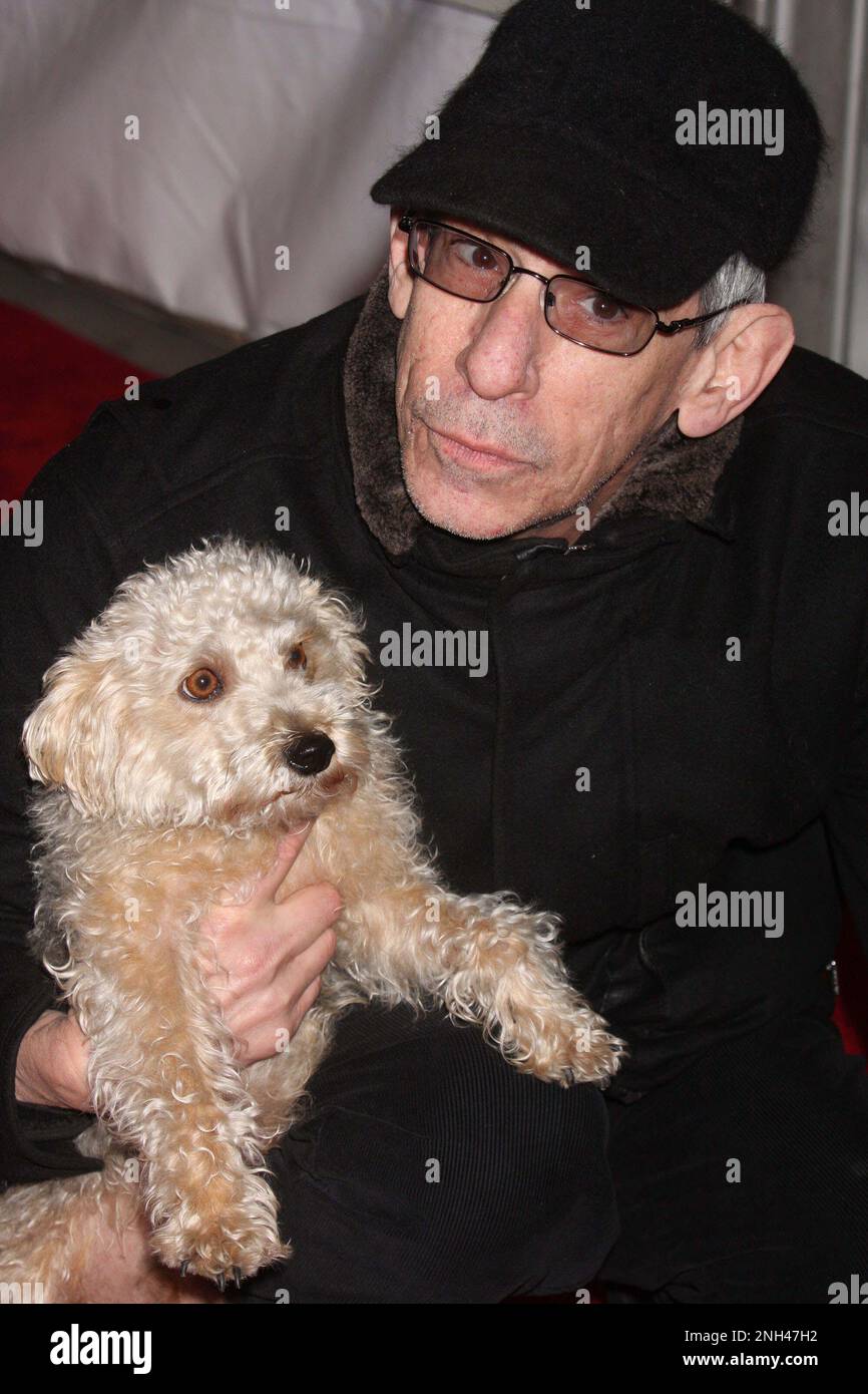 Richard Belzer und sein Hund Bebe besuchen am 2. März 2010 im AMC Loews Lincoln Square Theatre in New York City die Premiere von „Brooklyn's Finest“ von Outure Films. Foto: Henry McGee/MediaPunch Stockfoto