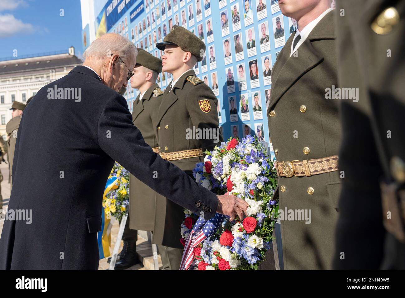 Kiew, Ukraine. 20. Februar 2023. USA Präsident Joe Biden, Linke, nimmt an einer Kranzzeremonie an der Mauer der Erinnerung für die Opfer der russischen Invasion in St. Teil Michaels Golden-Domed Cathedral, 20. Februar 2023 in Kiew, Ukraine. Biden hielt bei einem unangekündigten Besuch in Kiew an, um die amerikanische Unterstützung für die Ukraine zu erneuern. Kredit: Adam Schultz/White House Photo/Alamy Live News Stockfoto