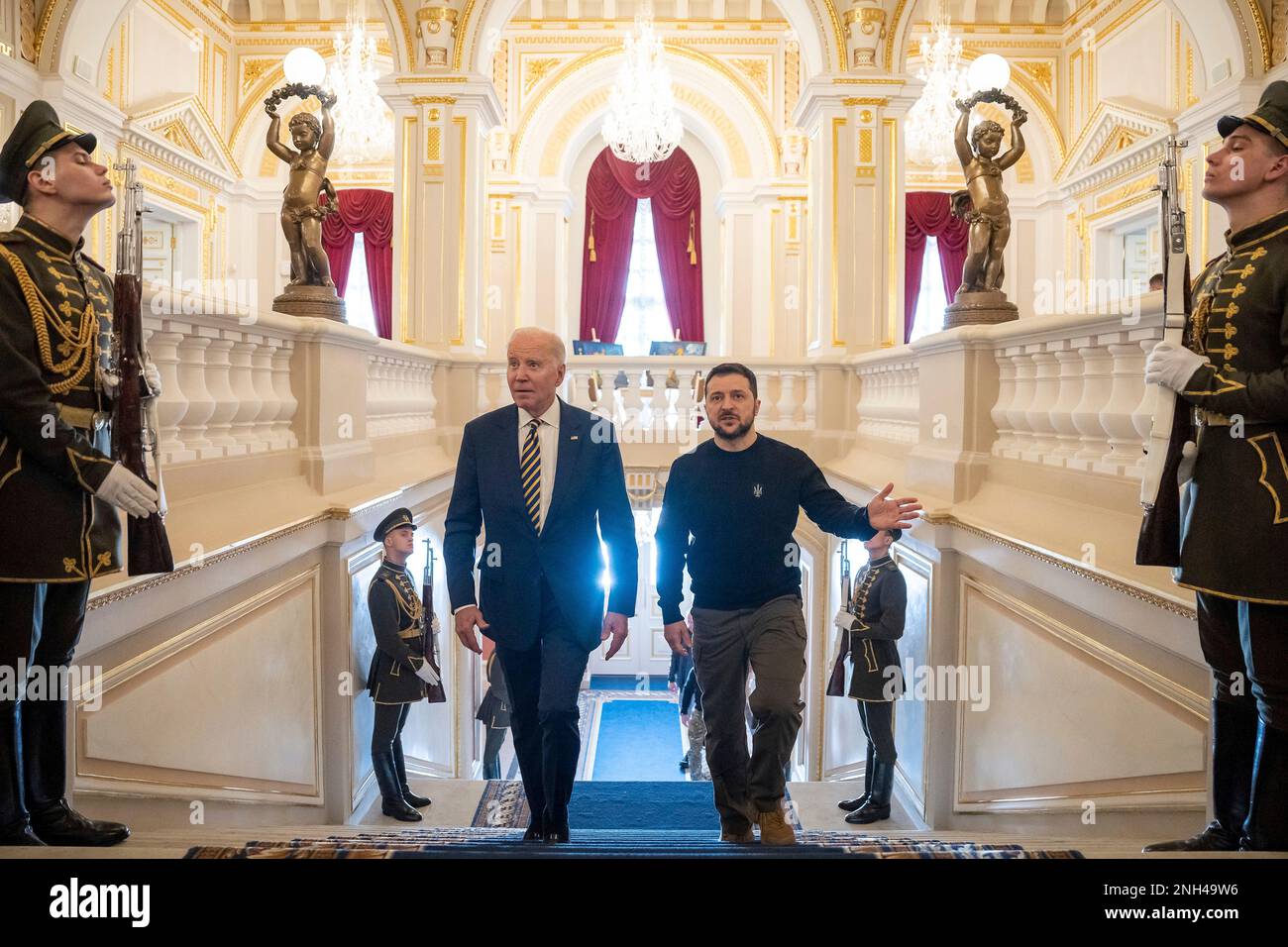 Kiew, Ukraine. 20. Februar 2023. USA Präsident Joe Biden, links, wird bei der Ankunft im Mariinsky-Palast am 20. Februar 2023 in Kiew, Ukraine, von dem ukrainischen Präsidenten Wolodymyr Zelenskyy, rechts, begleitet. Biden hielt bei einem unangekündigten Besuch in Kiew an, um die amerikanische Unterstützung für die Ukraine zu erneuern. Kredit: Adam Schultz/White House Photo/Alamy Live News Stockfoto