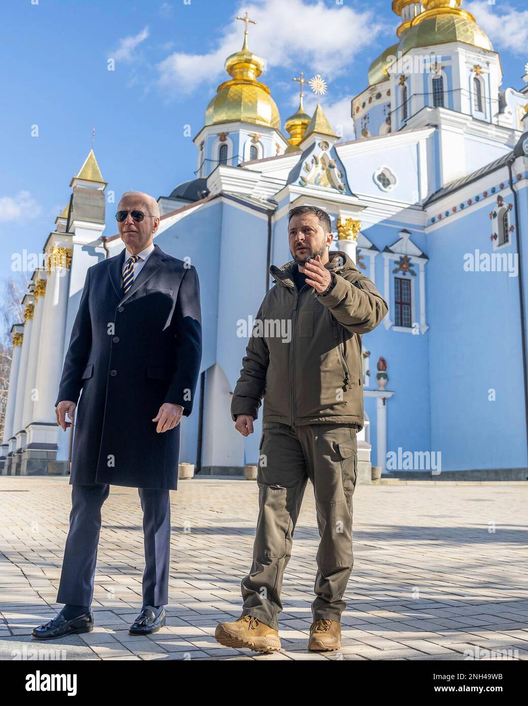 Kiew, Ukraine. 20. Februar 2023. USA Präsident Joe Biden, links, wird vom ukrainischen Präsidenten Wolodymyr Zelenskyy, rechts, zur Mauer der Erinnerung für die Opfer der russischen Invasion außerhalb von St. Michaels Golden-Domed Cathedral, 20. Februar 2023 in Kiew, Ukraine. Biden hielt bei einem unangekündigten Besuch in Kiew an, um die amerikanische Unterstützung für die Ukraine zu erneuern. Kredit: Adam Schultz/White House Photo/Alamy Live News Stockfoto