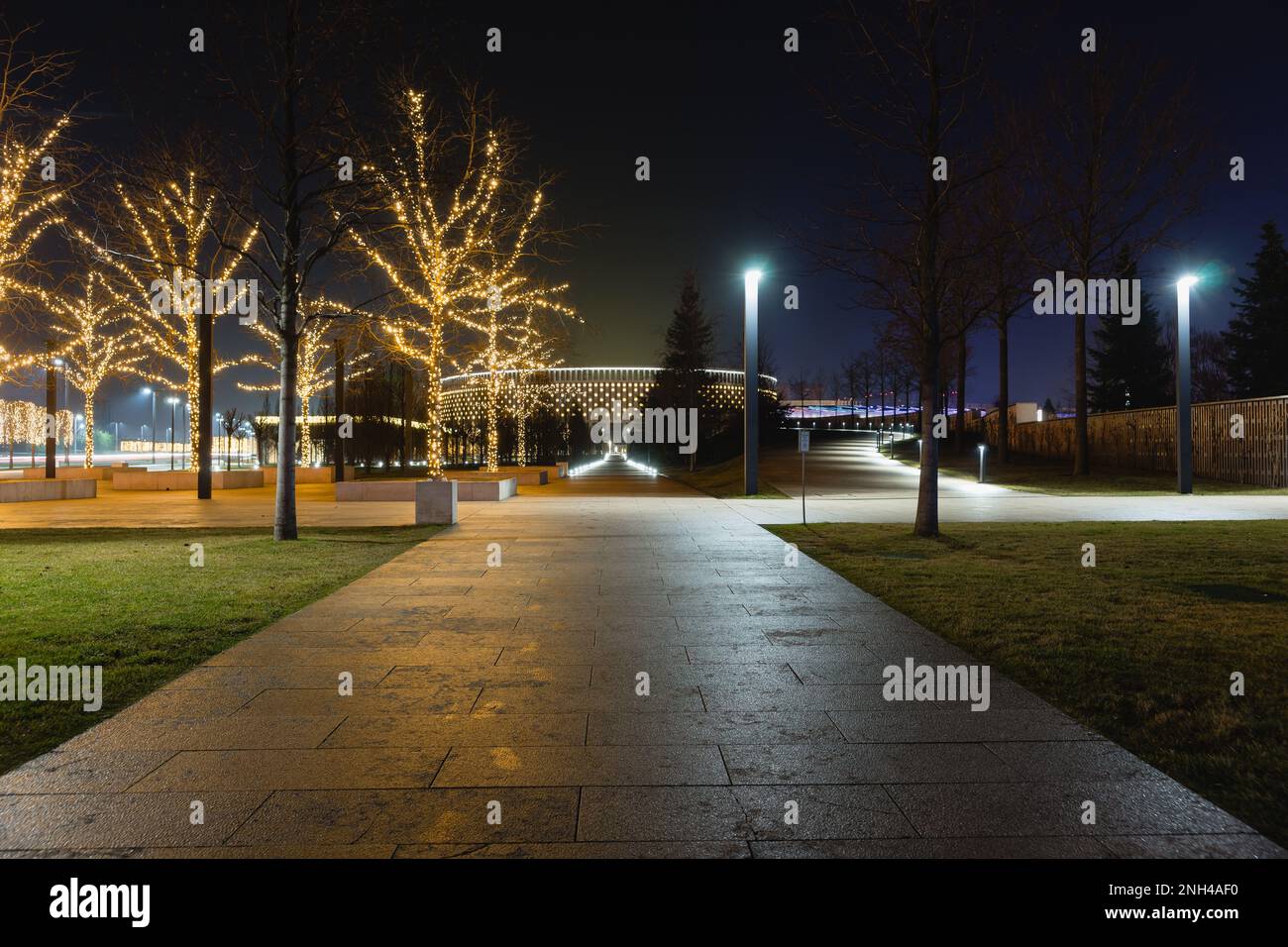 Russland, Krasnodar - 04. Januar 2023: Nachtbeleuchtung des Stadions und des Parks von Galicien. Weg zur Sportanlage Stockfoto