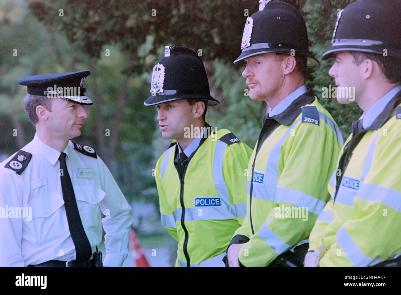 Der ehemalige Chief Constable Paul Kernaghan der Hampshire Constabulary trifft uniformierte Offiziere. Stockfoto