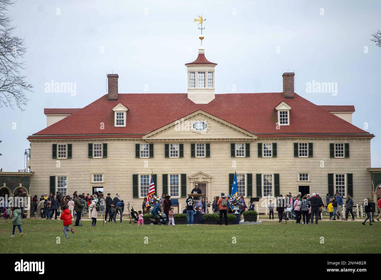 Mt Vernon, Usa. 20. Februar 2023. Kinder spielen auf dem Bowling Green vor dem Mt. Vernon, die Heimat von George und Martha Washington, für Nachstellungen des Krieges, Musikalnummern und Hausbesichtigungen zur Feier des Presidents Day und George Washingtons Geburtstag in Mt. Vernon, Virginia, Montag, 20. Februar 2023. Foto: Bonnie Cash/UPI Credit: UPI/Alamy Live News Stockfoto