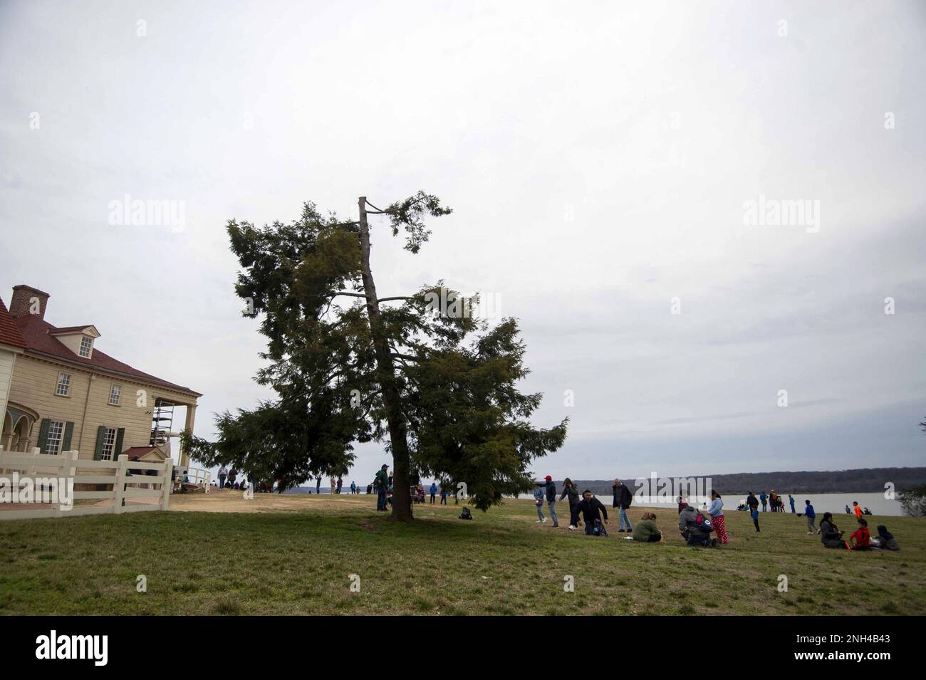 Mt Vernon, Usa. 20. Februar 2023. Vor Mount Vernon, der Heimat von George und Martha Washington, in Mt. Vernon, Virginia, Montag, 20. Februar 2023. Zu Kriegsnachstellungen, Musicalnummern und Hausbesichtigungen kamen Menschen zusammen, um den Presidents Day und George Washingtons Geburtstag zu feiern. Foto: Bonnie Cash/UPI Credit: UPI/Alamy Live News Stockfoto