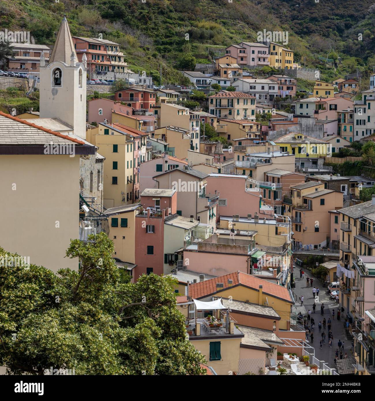 RIOMAGGIORE, LIGURIEN/ITALIEN - APRIL 21 : Kirche San Giovanni Battista in Riomaggiore Ligurien Italien am 21. April 2019. Nicht identifizierte Personen Stockfoto