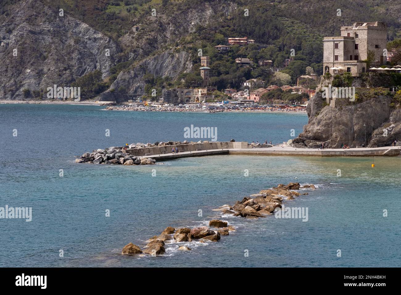 MONTEROSSO, LIGURIEN/ITALIEN - 22. APRIL: Blick auf die Küste von Monterosso Liguria Italien am 22. April 2019. Nicht identifizierte Personen Stockfoto