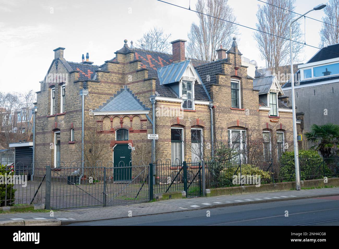 Malerische antike Villa am Duinweg im Fischerdorf Scheveningen in der Nähe von Den Haag, Niederlande. Stockfoto