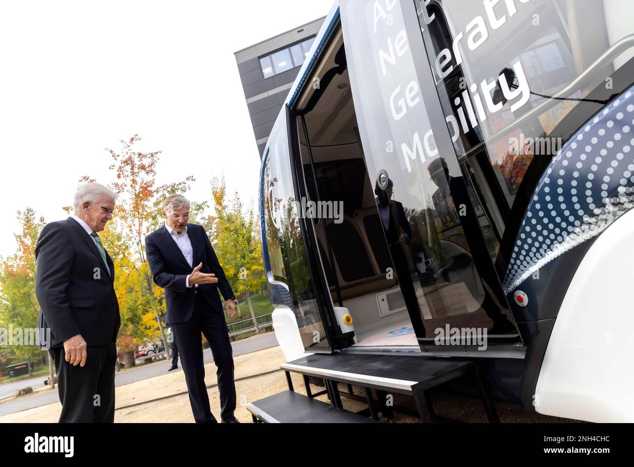 Autonomes Fahrzeug von ZF Friedrichshafen. Wolf-Henning Scheider, rechts, CEO ZF, und Ministerpräsident Winfried Kretschmann, Grüne, Stuttgart Stockfoto