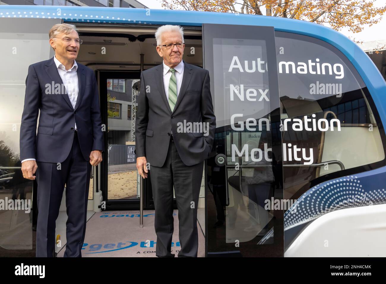 Autonomes Fahrzeug von ZF Friedrichshafen. Wolf-Henning Scheider, Left, CEO ZF, und Ministerpräsident Winfried Kretschmann, Grün, Stuttgart Stockfoto