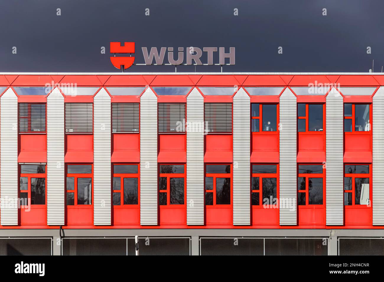 Würth, Weltmarktführer im Bereich Befestigungstechnik, Bau der Stuttgarter Niederlassung mit Firmenlogo, Baden-Württemberg, Deutschland Stockfoto