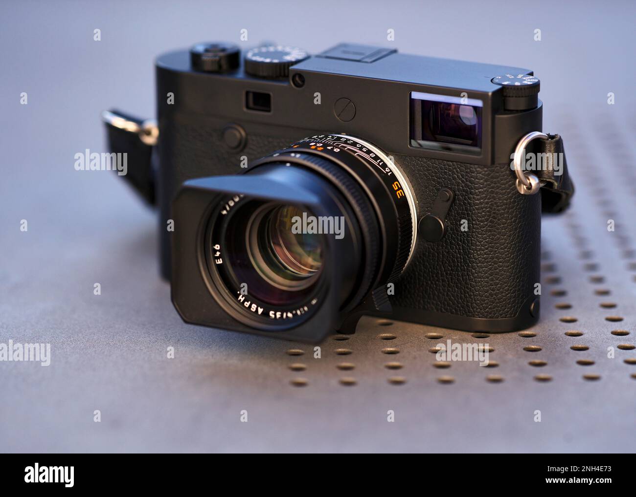 Leica M10 Monochrom mit Leica Summilux M 1, 4 35 mm ASPH. FLE auf Tisch, Studiofoto, Baden-Württemberg, Deutschland Stockfoto