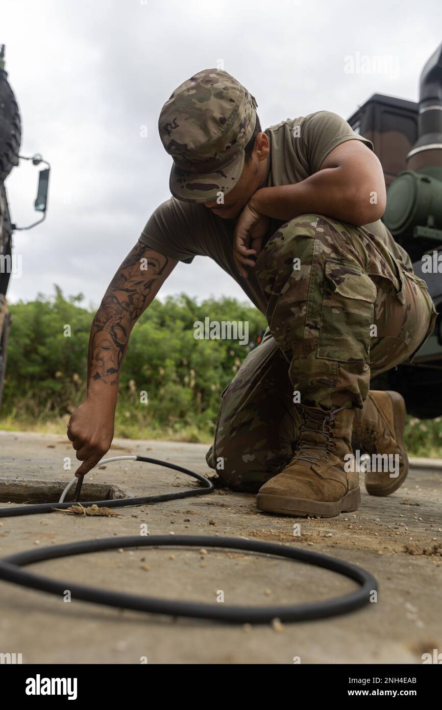 USA Army Sgt. Michael Bennett, ein Techniker für Radar-Datenverarbeitungsgeräte, der Alpha Battery, 1. Bataillon, 1. Luftschutzartillerie-Regiment zugeteilt wurde, erobert die Antennenmastgruppe eines MIM-104 Patrioten während Ryukyu Vice 23,1 auf der Marine Corps Air Station Futenma, Okinawa, Japan, 12. Dezember 2022. Ryukyu Vice ist eine gemeinsame Übung zur Führung und Kontrolle der Luftfahrt mit festem Flügel, die 1. taktischen Flugkontrollpersonal von Marine Aircraft Wing in offensiven, defensiven und Gegenflug-Szenarien ausbildet. 1. Bataillon, 1. Luftwaffenartillerie-Regiment unterstützt Ryukyu Vic Stockfoto