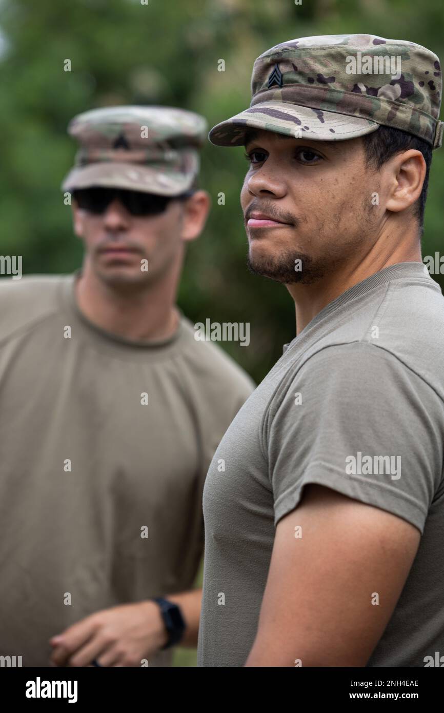 USA Sergeant Michael Bennett, ein Techniker für Radar-Datenverarbeitungsgeräte. Und Sergeant Kyle Johnson, ein Patriot, der Betreiber und Betreuer startete, beide zugewiesen zu Alpha Battery, 1. Bataillon, 1. Luftschutzartillerie-Regiment, beobachten die Positionierung der Antennenmastgruppe für einen MIM-104 Patriot während Ryukyu Vice 23,1 auf der Marine Corps Air Station Futenma, Okinawa, Japan, 12. Dezember 2022. Ryukyu Vice ist eine gemeinsame, starre Flugführungs- und Kontrollübung, die 1. taktische Flugkontrollpersonal der Marine Aircraft Wing durch Offensive, Defensive und Gegenmaßnahmen ausbildet. Stockfoto