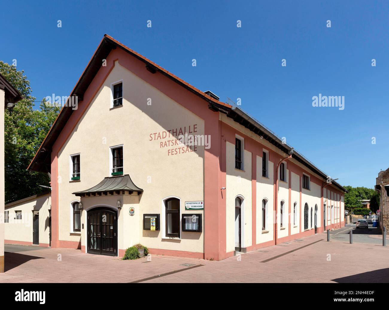 Stadthalle, Kultur- und Veranstaltungszentrum der Stadt Alzey, ehemaliges Wirtschaftsgebäude, Alzey, Rheinland-Pfalz, Deutschland Stockfoto
