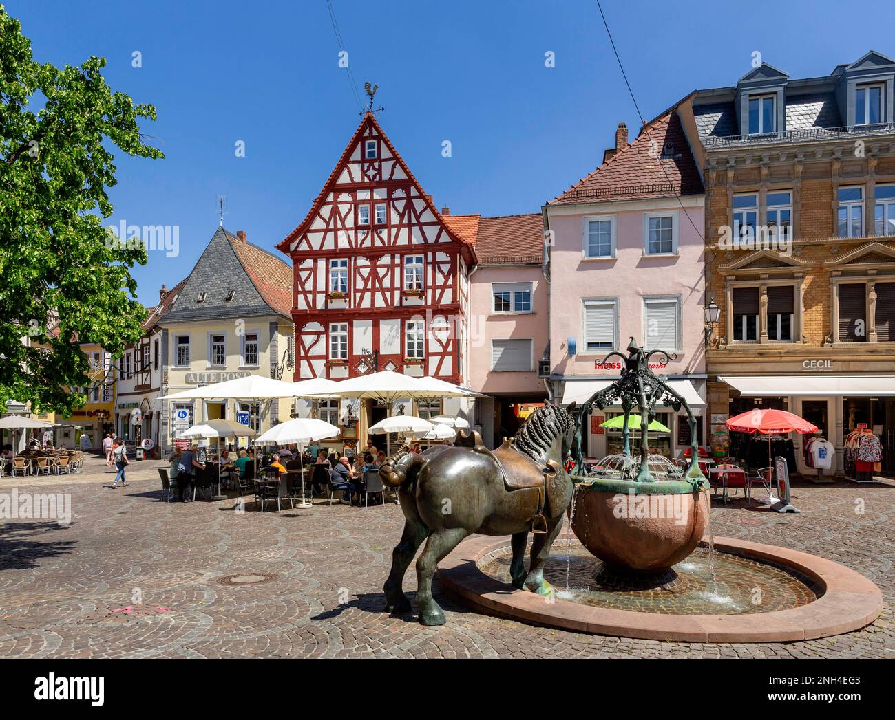 Rossmarkt mit Brunnen und historischen Gebäuden, Alzey, Rheinland-Pfalz, Deutschland Stockfoto