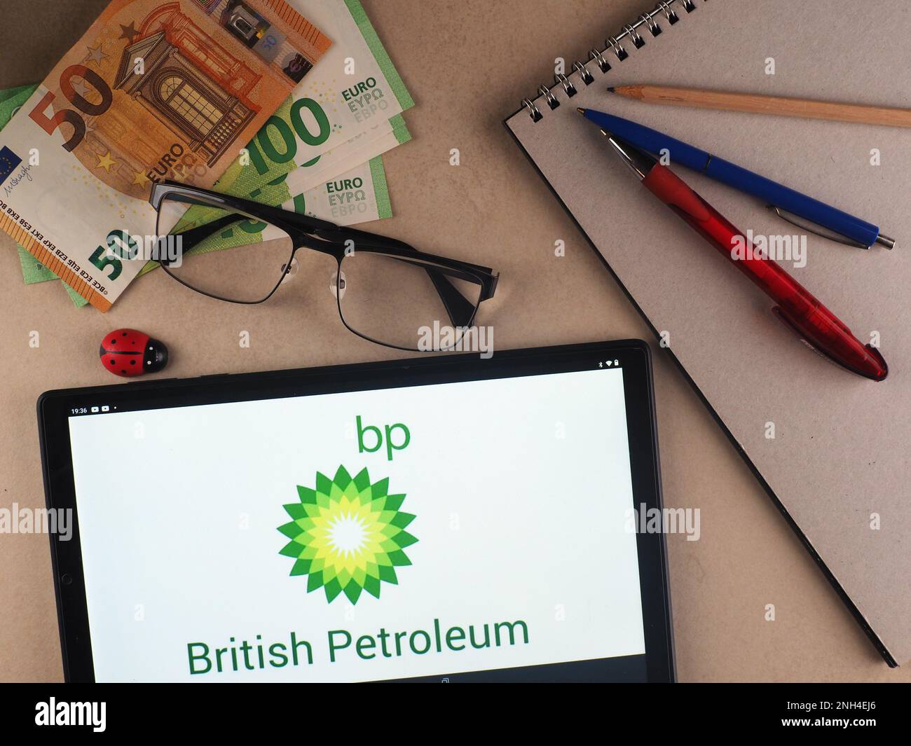 In dieser Fotoabbildung ist das Logo von BP p.l.c. (früher British Petroleum Company plc und BP Amoco plc) auf einem Tablet zu sehen. Stockfoto