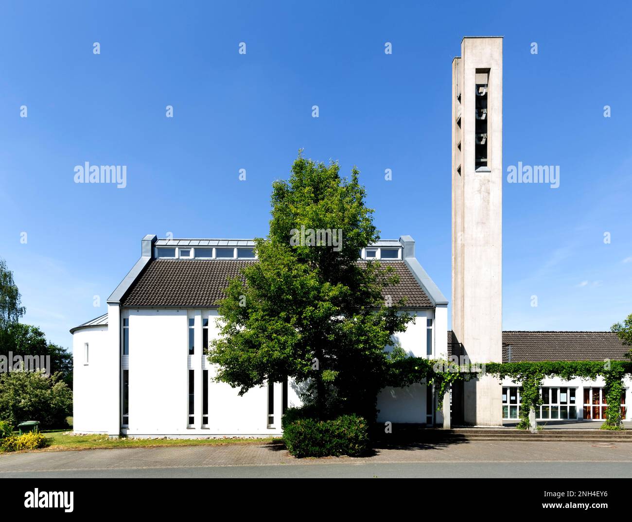 Protestantische Dreifaltigkeitskirche mit Gemeindezentrum, Bad Laer, Niedersachsen, Deutschland Stockfoto