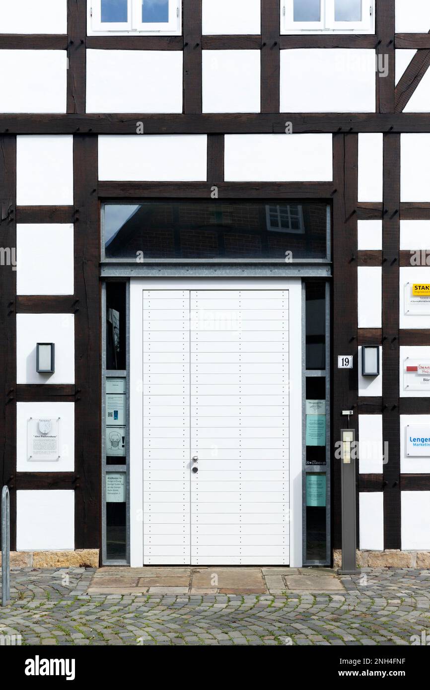 Altes Weideland, ehemaliges Pfarrhaus aus dem Jahr 1721 mit moderner Haustür, Lengerich, Nordrhein-Westfalen, Deutschland Stockfoto