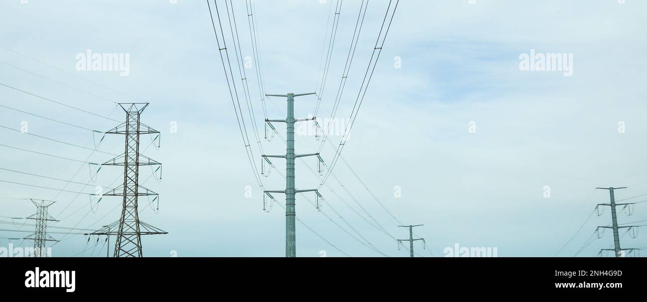 Elektrokabel und Stromleitungen von Kraftwerken am blauen Himmel Stockfoto