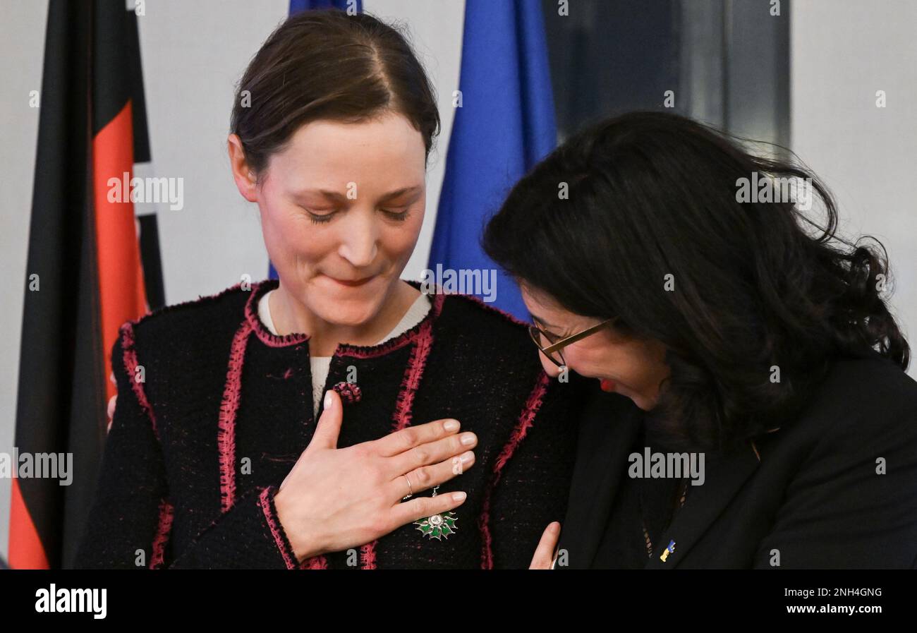 Berlin, Deutschland. 20. Februar 2023. Die Schauspielerin Vicky Krieps (l) erhält die Auszeichnung "Ordre des Arts et des Lettres" von der französischen Kulturministerin Rima Abdul Malak in der Francaise du Cinema in Soiree in der französischen Botschaft. Kredit: Jens Kalaene/dpa/Alamy Live News Stockfoto