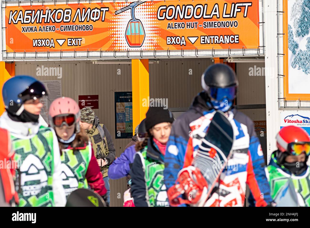Gondel-Liftstation Aleko Hut um 1840m Uhr und Snowboarder genießen das schöne sonnige Winterwochenende im Berg Vitosha über Sofia, Bulgarien, Europa, EU Stockfoto