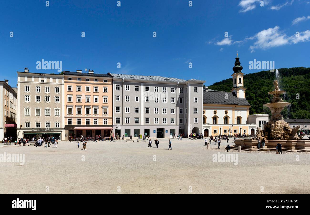 Residenzplatz, Wohn- und Geschäftsgebäude und St. Katholische Michaels-Kirche, Altstadt, Salzburg, Österreich Stockfoto