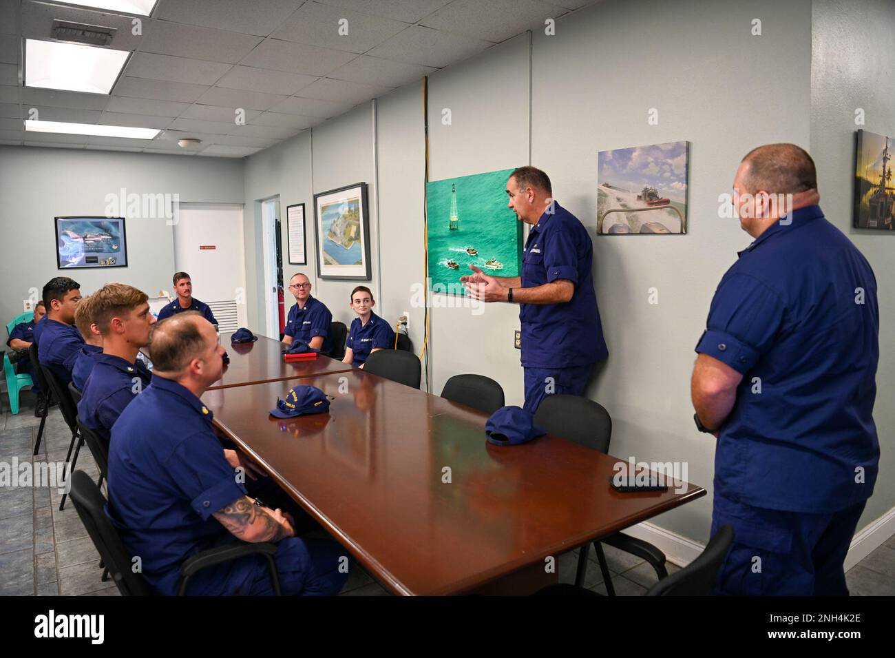 Admiral Shannon Gilreath, Kommandeur der Küstenwache im 5. Bezirk, und Master Chief Frank Tatu, Befehlshaber der Küstenwache im 5. Bezirk, besuchen Mitglieder des 5. Bezirks, die zu den Feiertagen in der Küstenwache Station Islamorada, 12. Dezember 2022, Islamorada, Florida, stationiert waren. D5 Mitarbeiter werden entsandt, um D7 Mitarbeiter für die Operation Wächter zu unterstützen. Stockfoto