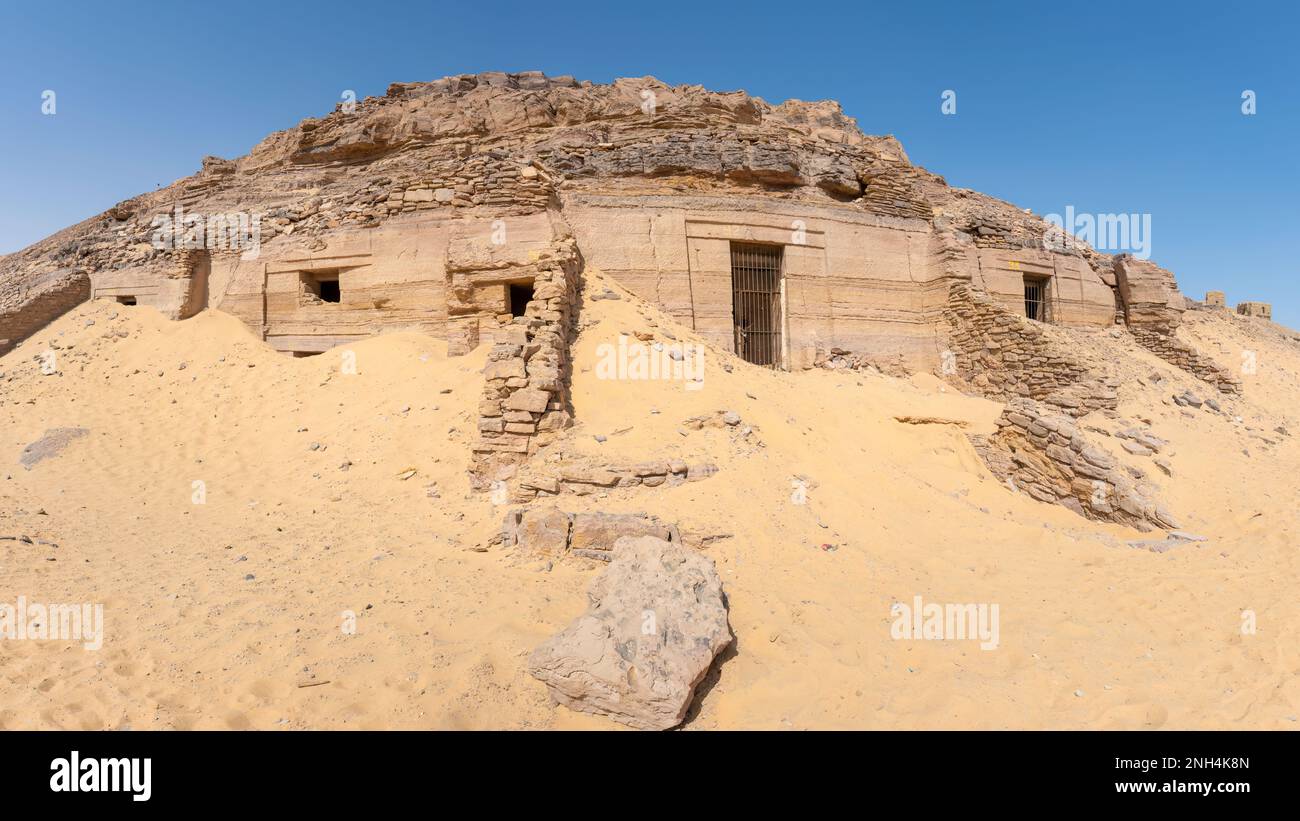 Die Gräber der Adligen auf der Ostseite des Nils in Assuan, Ägypten. Stockfoto