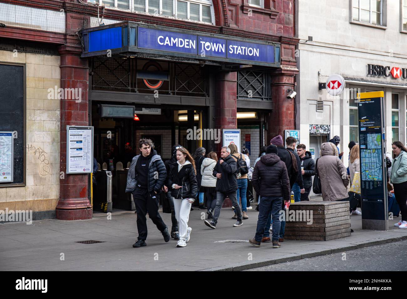 Menschen vor dem Ausgang Camden Town Station im Camden Town District in London, England Stockfoto