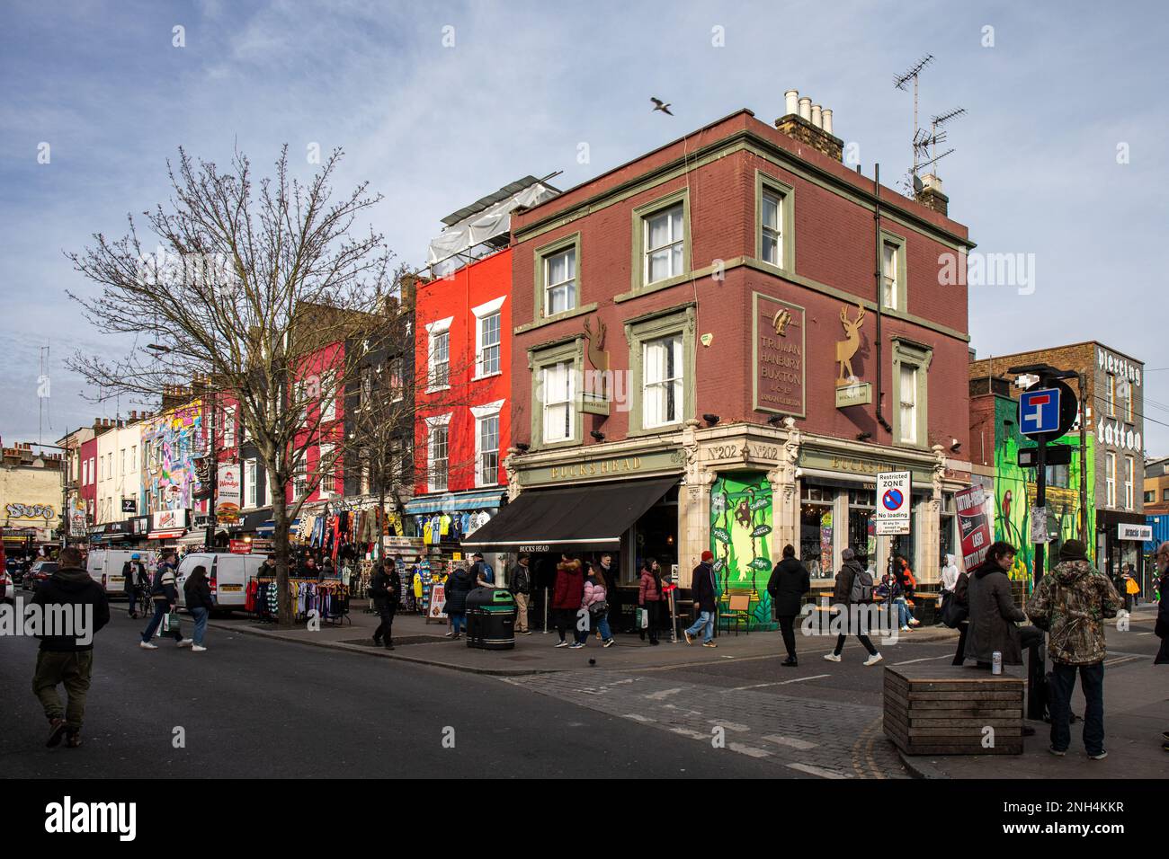 Farbenfrohe Gebäude in der Camden High Street im Camden Town District in London, England Stockfoto
