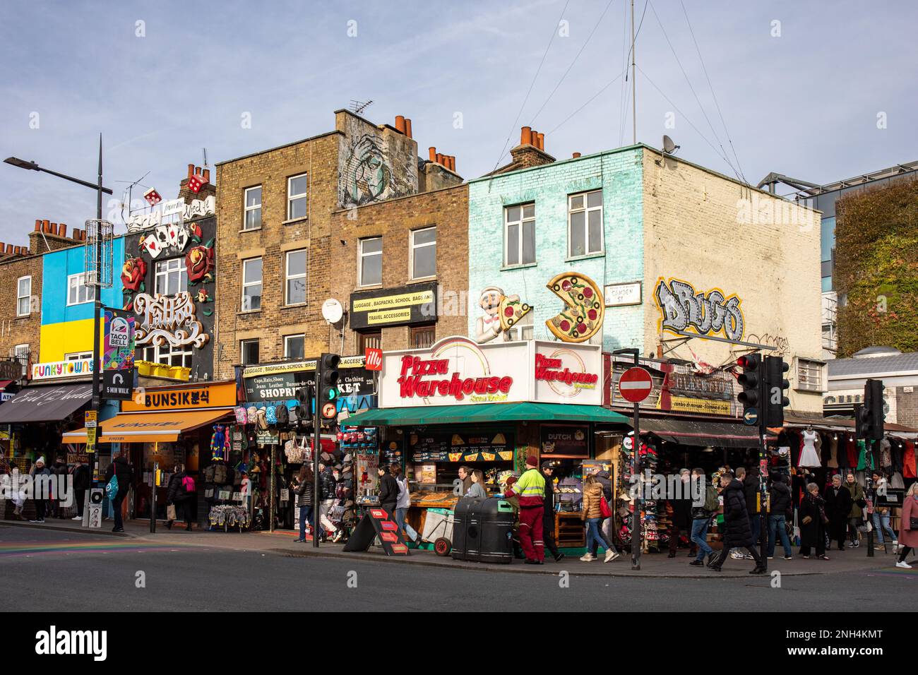 Farbenfrohe Gebäude in der Camden High Street im Camden Town District in London, England Stockfoto