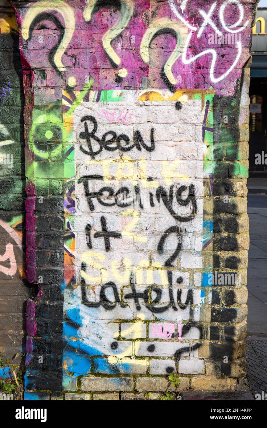 Fühlst du es in letzter Zeit? Graffiti auf einem Brückenposten im Camden Town District in London, England. Stockfoto