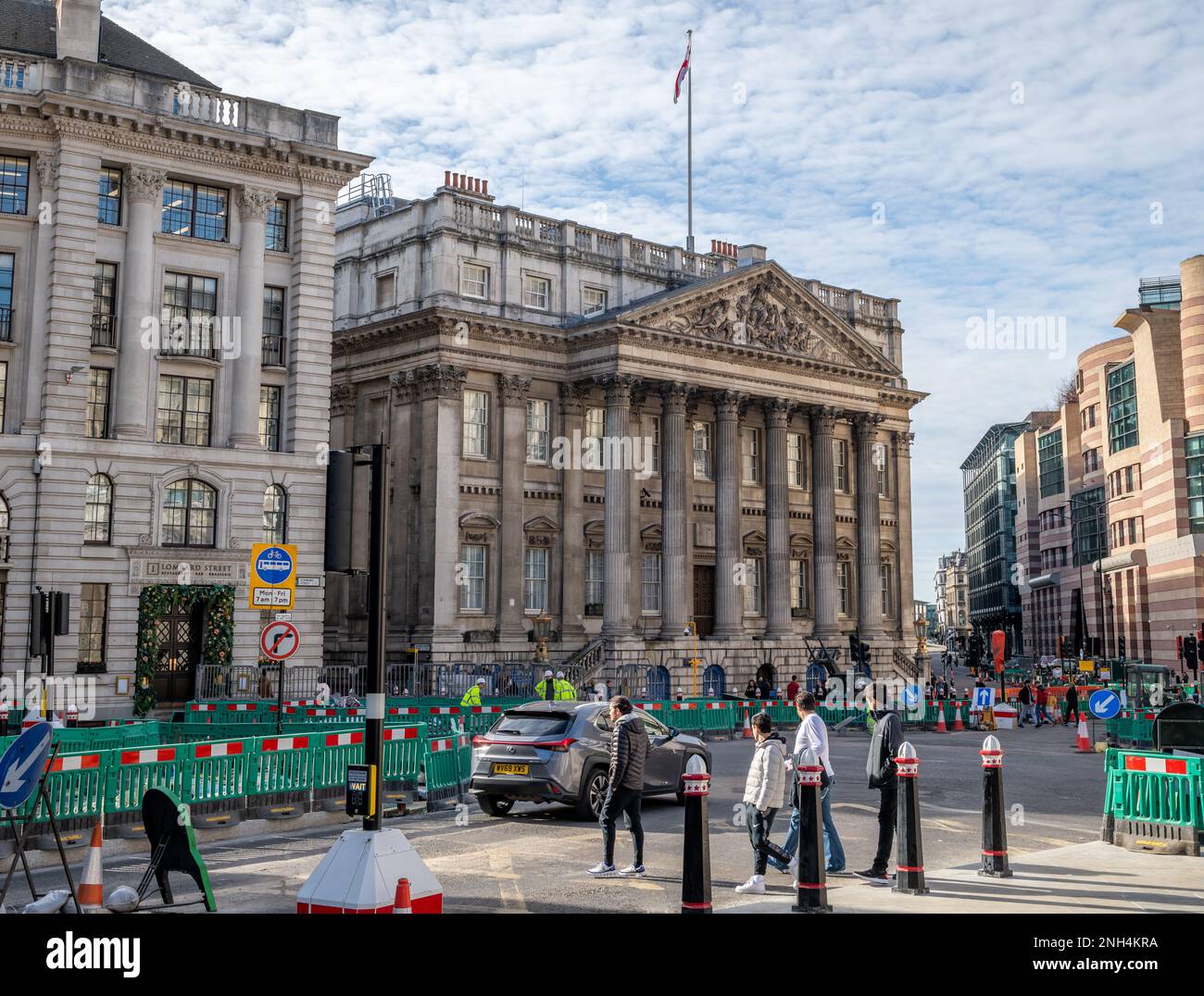Nach London. GROSSBRITANNIEN - 02.19.2023. Blick auf die Straße auf das Mansion House, die Residenz des Lord Mayor in der City of London. Stockfoto