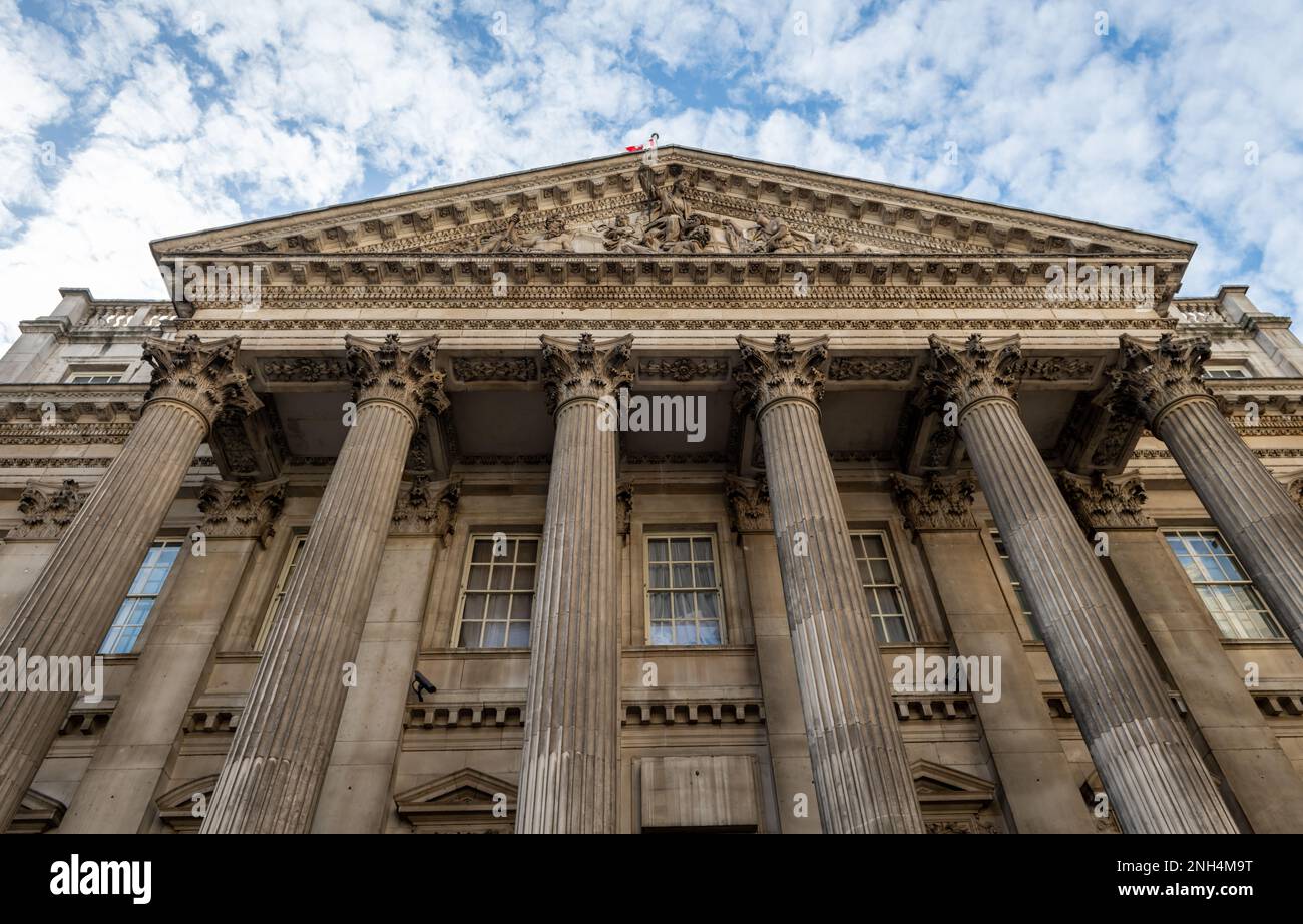 Nach London. GROSSBRITANNIEN - 02.19.2023. Die Fassade des Mansion House, der Residenz des Lord Mayor in der City of London. Stockfoto