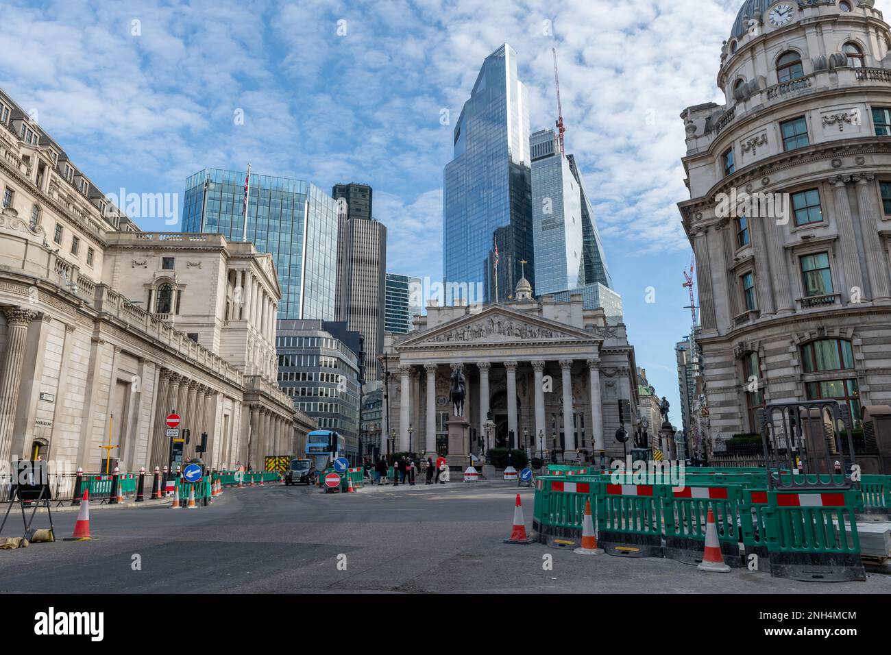 Nach London. GROSSBRITANNIEN - 02.19.2023. Blick auf die City of London Street mit Royal Exchange, Bank of England und Twenty Two Wolkenkratzer. Stockfoto