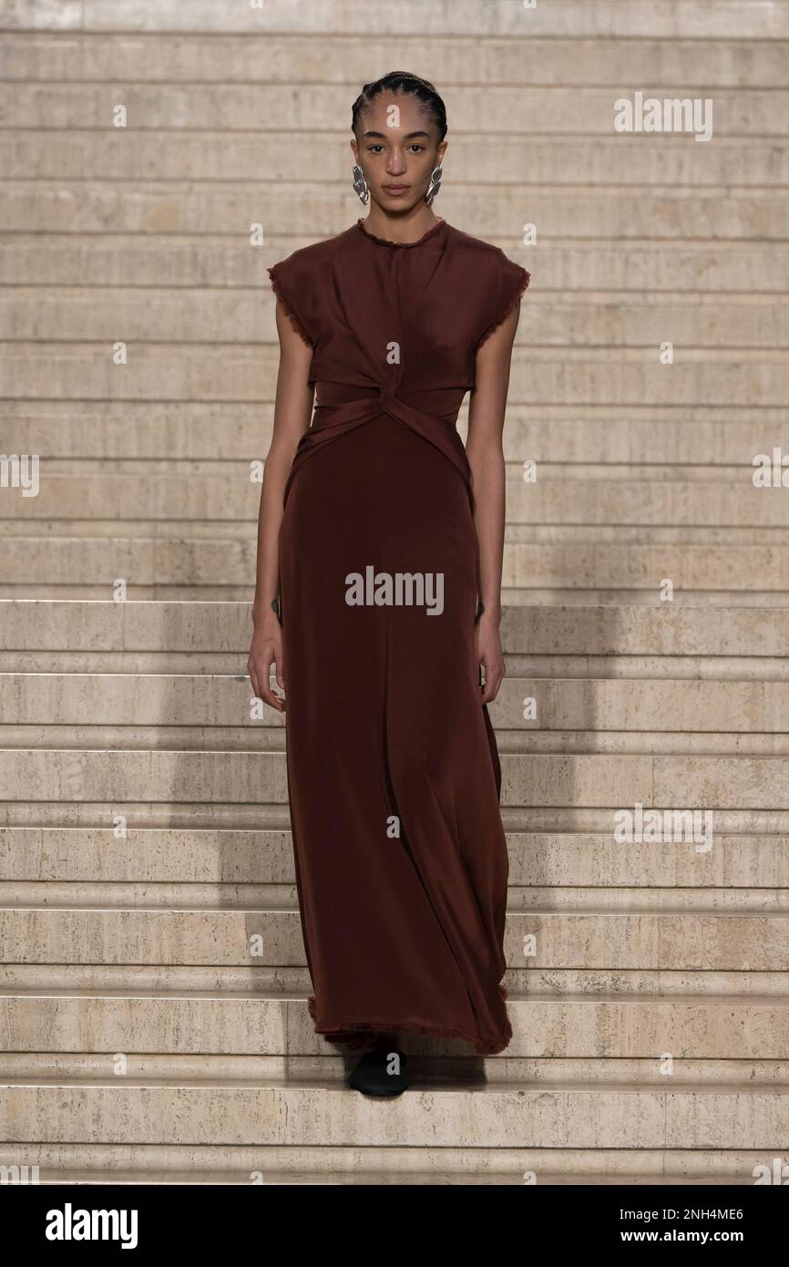 London, Großbritannien. 19. Februar 2023. Models auf dem Laufsteg der Tove Modenschau während der Herbst Winter 2023 Collections Fashion Show auf der London Fashion Week in London am 19 2023. Februar. (Foto: Jonas Gustavsson/Sipa USA) Guthaben: SIPA USA/Alamy Live News Stockfoto