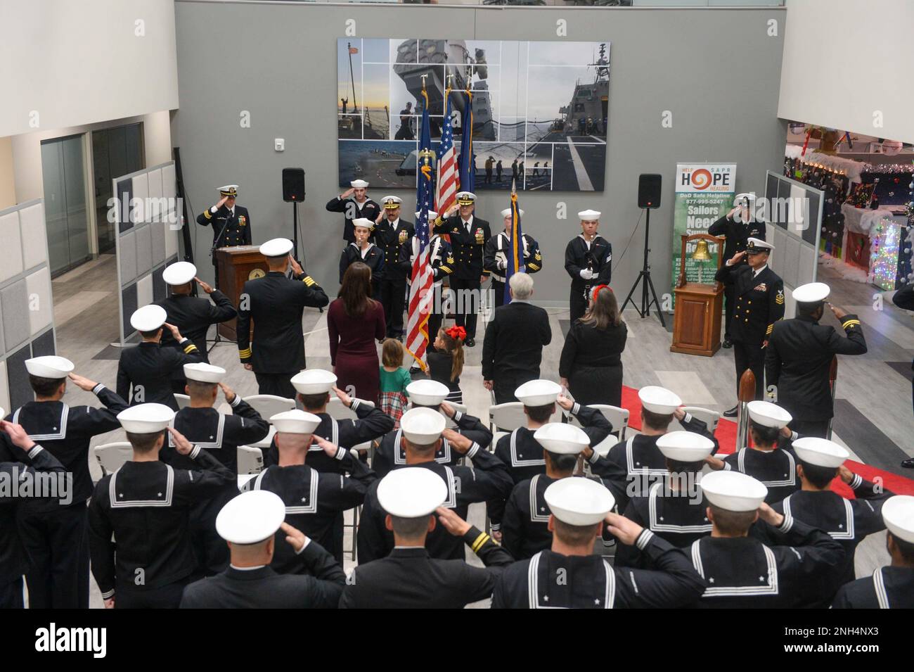 221213-N-ZS023-1020 SAN DIEGO (13. Dez. 2022) Independence-Variant littoral Combat ship Pre-Commissioning Unit Augusta (LCS 34) Blue Crew gibt Auszeichnungen während einer Zeremonie zur Übernahme des Kommandos, die am 13. Dez. bei Littoral Combat Ship Squadron ONE abgehalten wurde. Küstenschiffe sind schnelle, optimal bemannte, auf die Mission zugeschnittene Bodenkombattanten, die in küstennahen und offenen Meeresumgebungen operieren und gegen die Bedrohungen der Küste des 21. Jahrhunderts gewinnen. LCS lassen sich mit gemeinsamen, kombinierten, bemannten und unbemannten Teams integrieren, um die Präsenz nach vorn, die Sicherheit auf See, die Kontrolle auf See und Abschreckungsmissionen auf der ganzen Welt zu unterstützen. Stockfoto