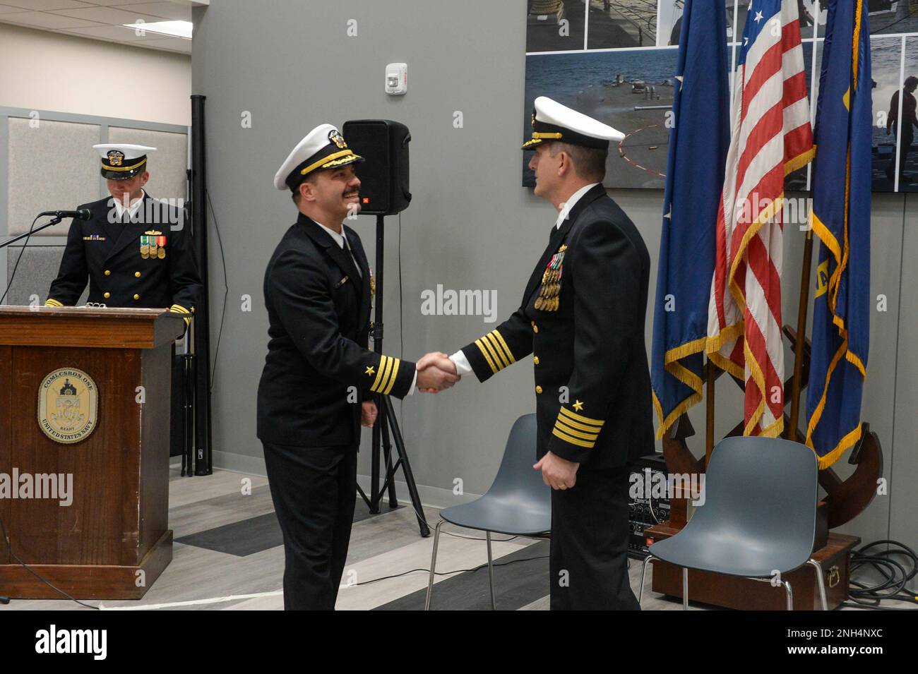 221213-N-ZS023-1044 SAN DIEGO (13. Dezember 2022) Cmdr. Christopher Polnaszek, Center, befehlshabender Offizier der Vorkommissionseinheit für das unabhängigkeitsvariante Küstenschiff Augusta (LCS 34), wird von Captain Marc Crawford, kommodore des Littoral-Kampfgeschwaders 1, während einer Zeremonie zur Übernahme des Kommandos im Littoral-Kampfschiff Geschwader 1 gratuliert. Küstenschiffe sind schnelle, optimal bemannte, auf die Mission zugeschnittene Bodenkombattanten, die in küstennahen und offenen Meeresumgebungen operieren und gegen die Bedrohungen der Küste des 21. Jahrhunderts gewinnen. LCS integrieren sich in gemeinsame, kombinierte, bemannte und unmenschliche Stockfoto