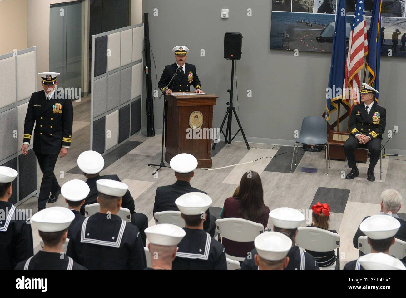 221213-N-ZS023-1036 SAN DIEGO (13. Dezember 2022) Cmdr. Christopher Polnaszek, befehlshabender Offizier der Vorkommissionierungseinheit Augusta (LCS 34) Blaue Crew für das Kampfschiff Independence-Variant, hält während einer Zeremonie zur Übernahme des Kommandos am 13. Dezember bei Littoral Combat Ship Squadron ONE eine Rede. Küstenschiffe sind schnelle, optimal bemannte, auf die Mission zugeschnittene Bodenkombattanten, die in küstennahen und offenen Meeresumgebungen operieren und gegen die Bedrohungen der Küste des 21. Jahrhunderts gewinnen. LCS können mit gemeinsamen, kombinierten, bemannten und unbemannten Teams integriert werden, um die Präsenz in der Seeschifffahrt zu unterstützen Stockfoto