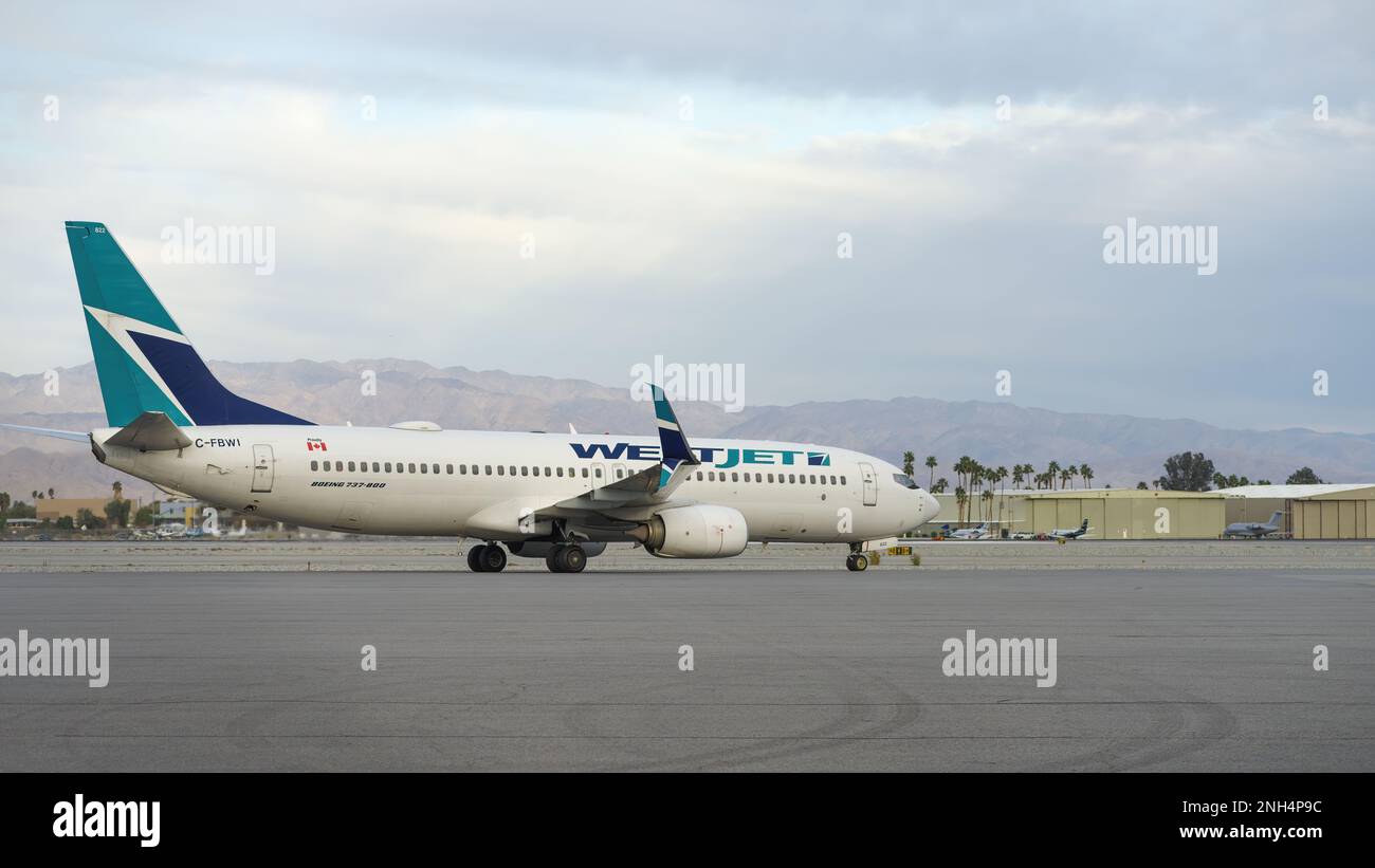 WestJet Boeing 737-800 mit Registrierung C-FBWI, Rollstuhlfahrer am Palm Springs International Airport. Stockfoto