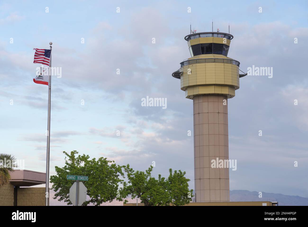 Palm Springs, Kalifornien, USA - 19. Februar 2023: Kontrollturm des internationalen Flughafens Palm Springs am späten Nachmittag. Stockfoto