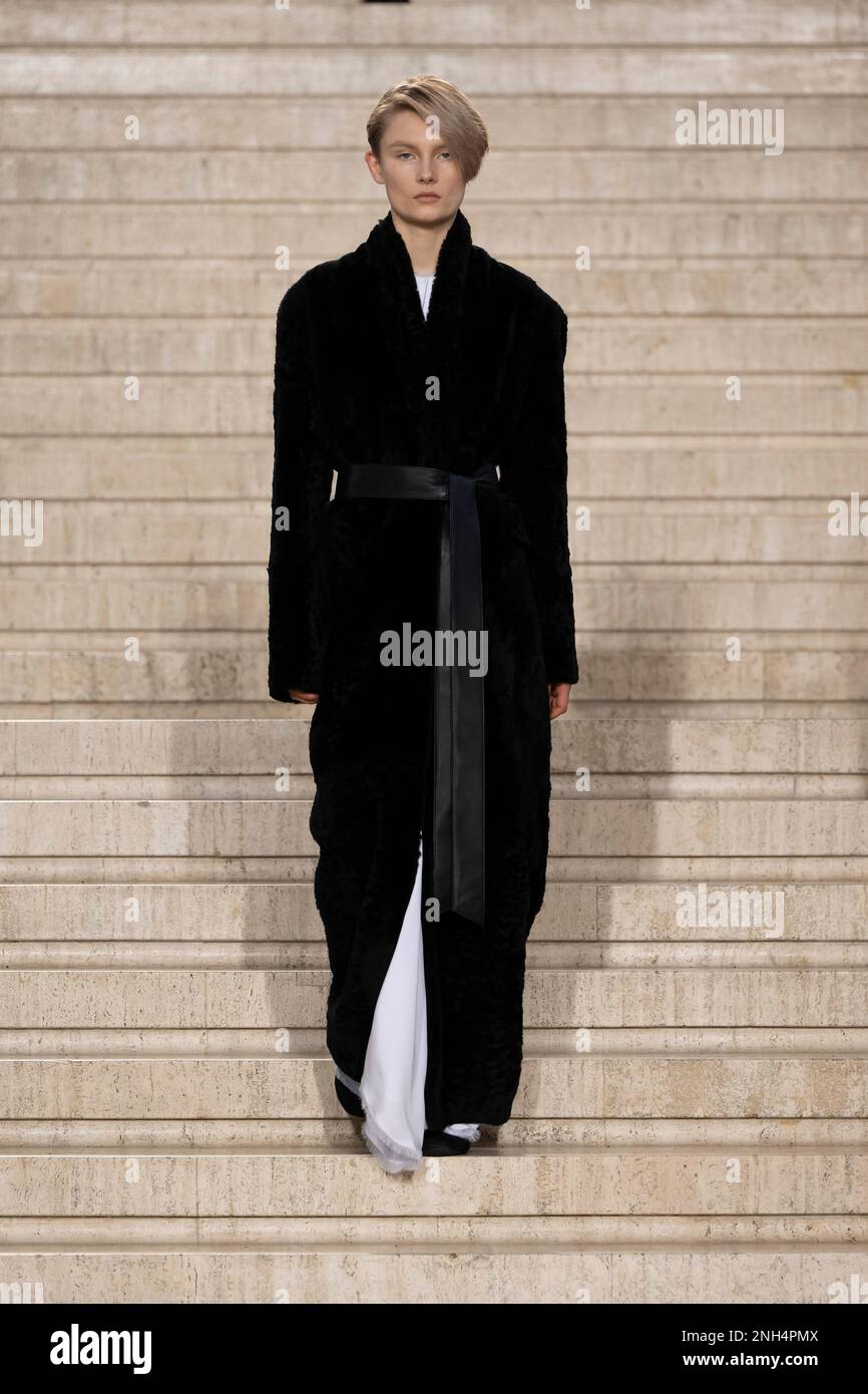 London, Großbritannien. 19. Februar 2023. Models auf dem Laufsteg der Tove Modenschau während der Herbst Winter 2023 Collections Fashion Show auf der London Fashion Week in London am 19 2023. Februar. (Foto: Jonas Gustavsson/Sipa USA) Guthaben: SIPA USA/Alamy Live News Stockfoto