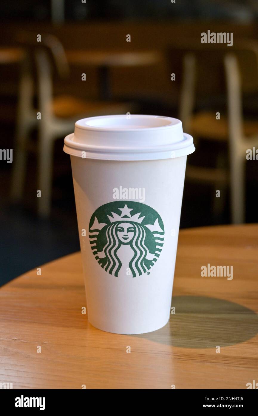 Austin, Texas - Februar 2023: Pappbecher mit Starbucks Logo auf einem Tisch in einem der Cafés des Unternehmens Stockfoto