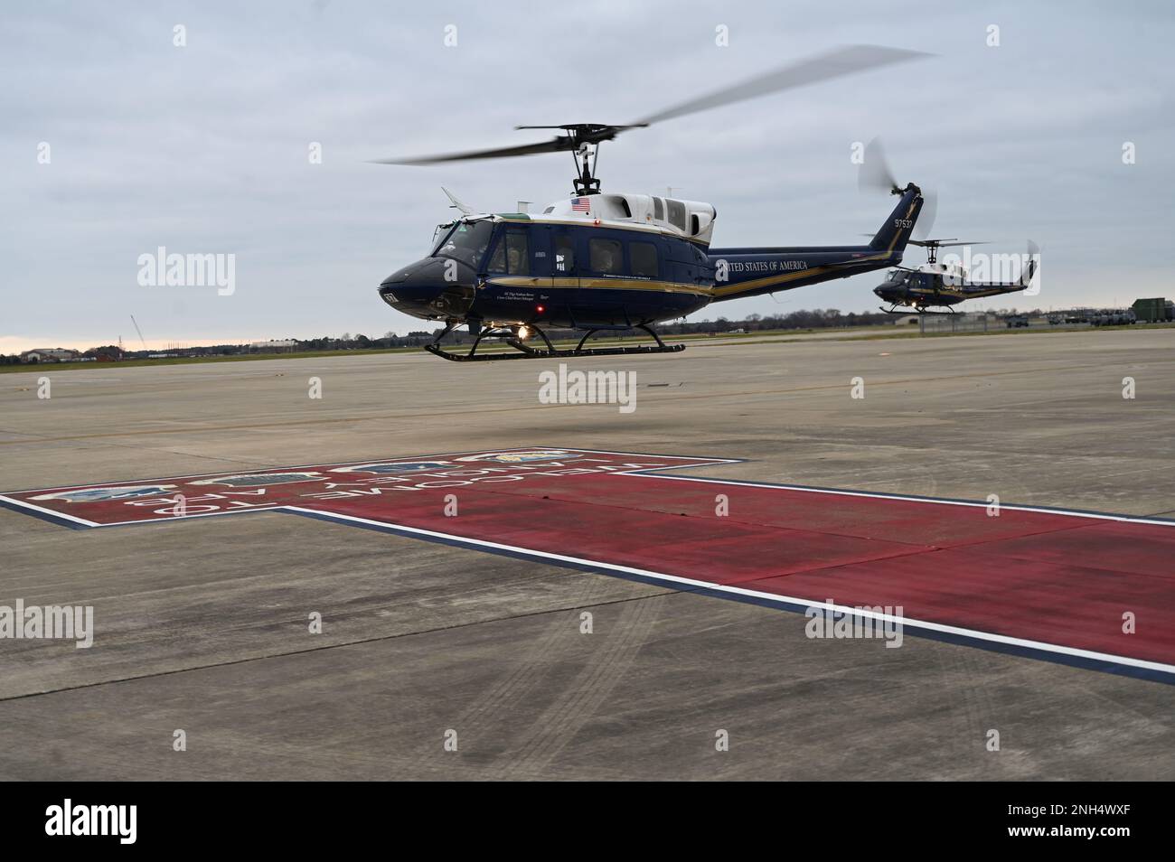 Zwei UH-1N Twin Hueys, die der 1. Hubschrauberstaffel in Joint Base Andrews, Maryland zugewiesen wurden, kommen am Joint Base Langley-Eustis, Virginia, 13. Dezember 2022 an. Gina Ortiz Jones, Unterstaatssekretärin der Air Force, besuchte die Luftwaffe, um einen Einblick in die Funktionsweise der Basis zu geben und die Innovation hervorzuheben, die Airmen zur Weiterentwicklung der Missionsfähigkeiten implementiert. Stockfoto