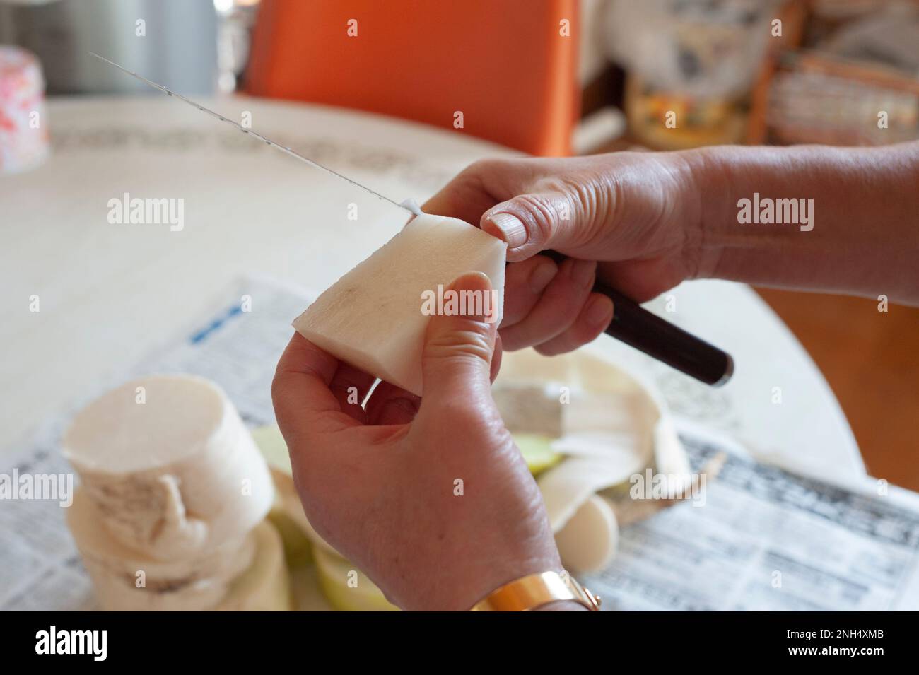 Cutting Daikon für den Osechi Ryori, traditionell serviert zu Silvester, Yokohama, Japan. Stockfoto